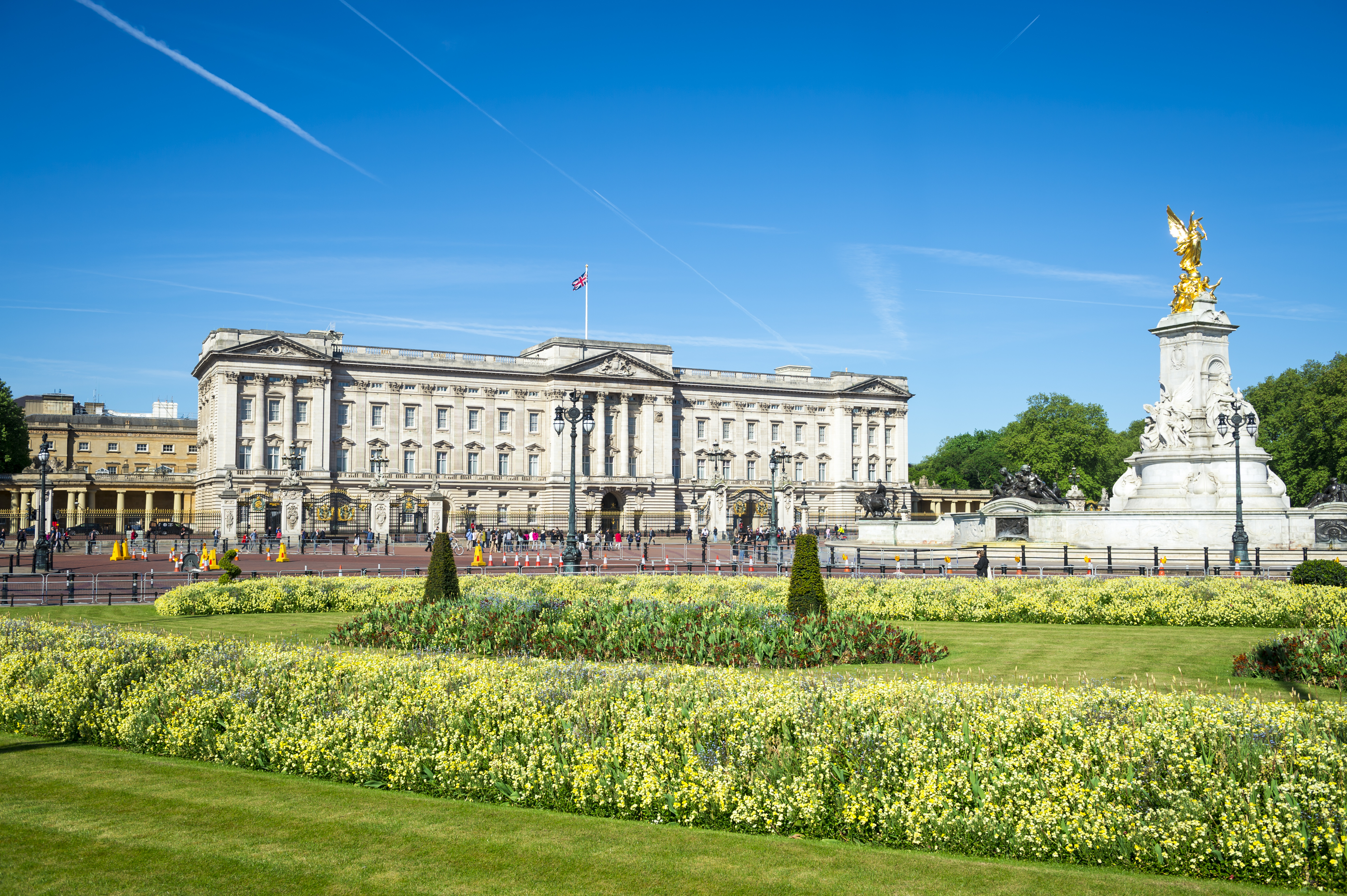 View across flower beds in front of Buckingham Palace. EDEMPG